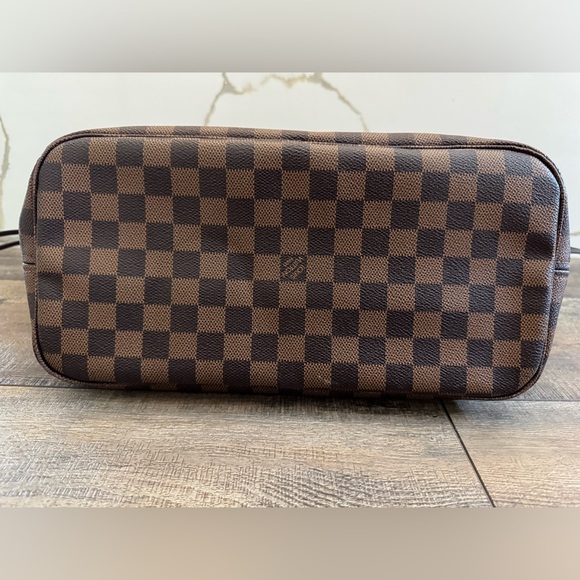 Louis Vuitton Neverfull MM Tote in Damier Ebene - Picture 9 of 17